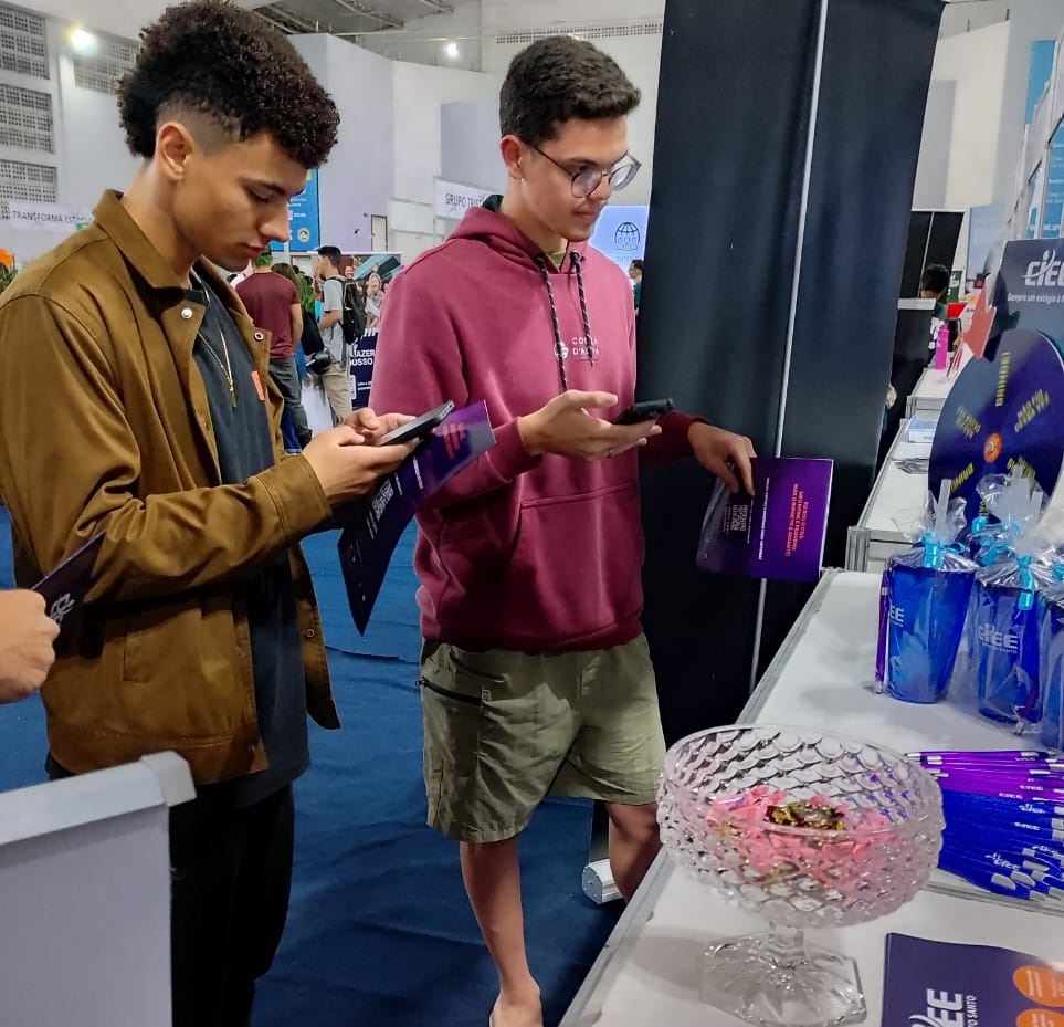 Estudantes acessando o QR Code para o portal do CIEE