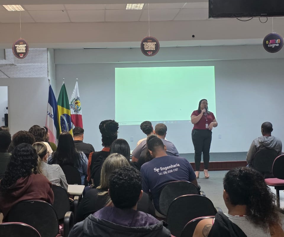 Sabrina Soares durante palestra para jovens