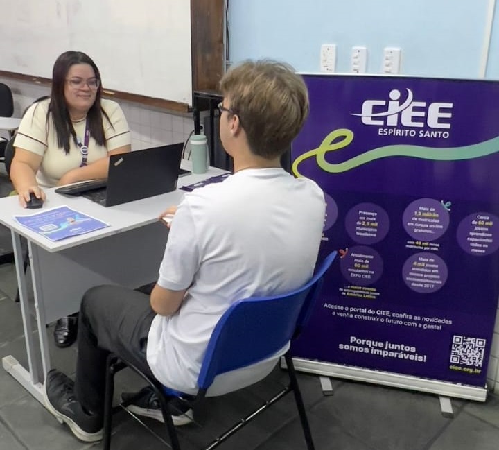 Sabrina Soares em atendimento individualizado em escola