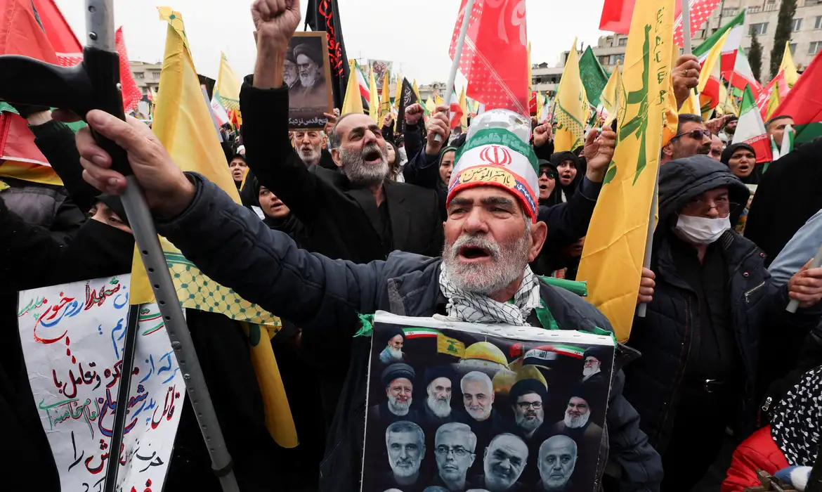 Manifestantes vão às ruas em Teerã protestar contra Israel 1 2026 03 13t085228z 629144266 rc2k3kaluea7 rtrmadp 3 israel palestinians alqudsday iran