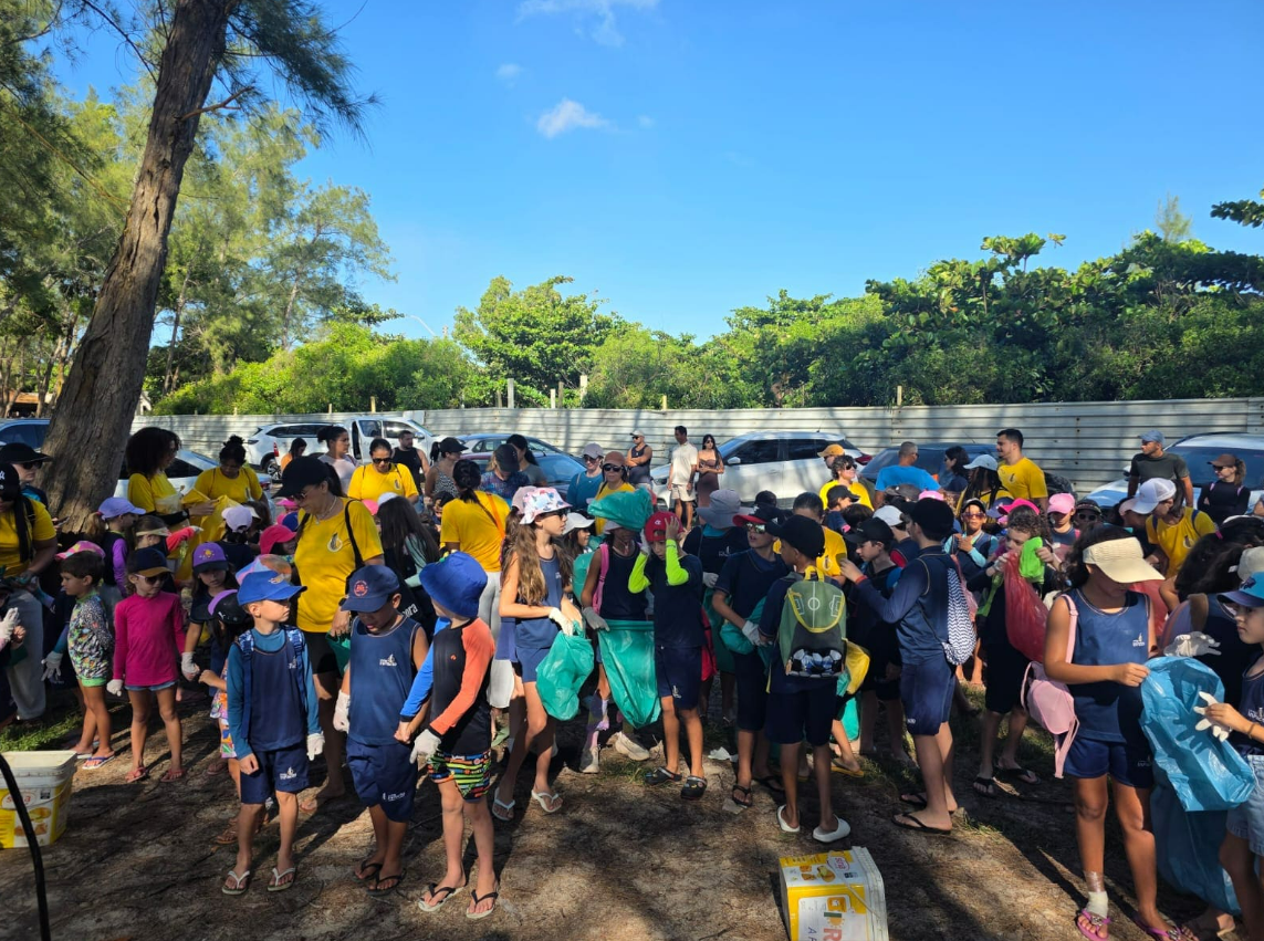 Mutirão em Guriri reúne alunos e retira resíduos da faixa de areia