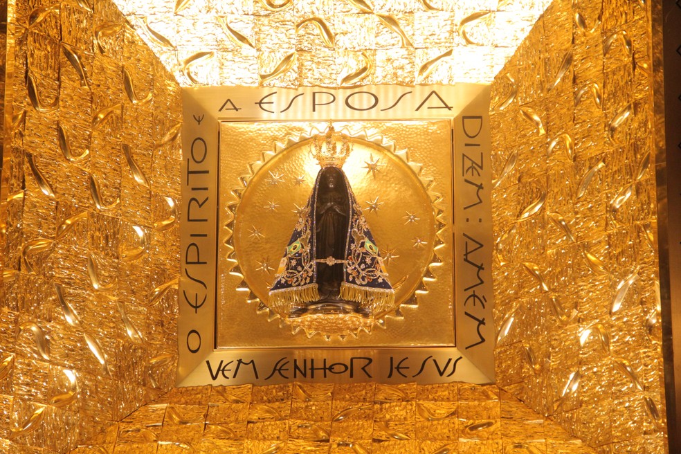 Imagem de Aparecida achada no rio em 1717 fica em um nicho blindado na basílica — Foto: Carlos Santos/G1