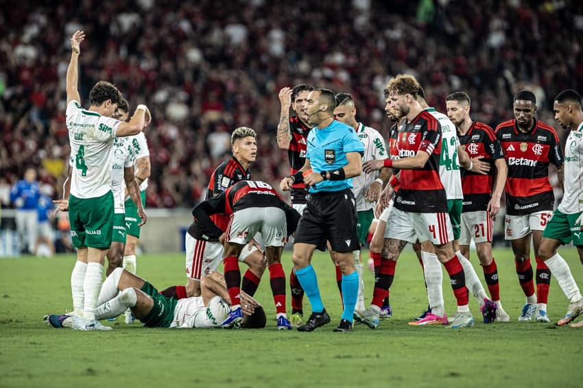 Expulsão de Carrascal em Flamengo x Palmeiras (Foto: Affonso Andrade/Agencia F8/Folhapress)