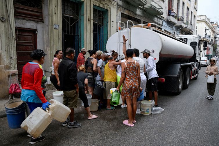 Pessoas se reúnem para pegar água em caminhão-pipa em Havana
19/03/2026 REUTERS/Norlys Perez