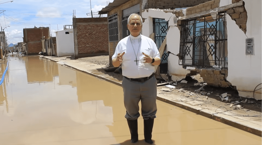 Robert Prevost, hoje papa Leão XIV, em meio à enchente no Peru, em 2023. • Reprodução/ Cáritas Chiclayo